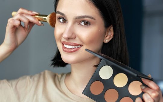 Trucuri de machiaj vestite pe care trebuie sa le aplici