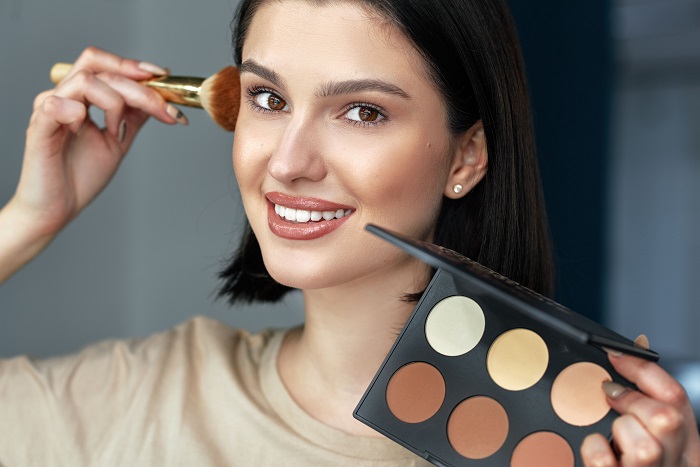 Trucuri de machiaj vestite pe care trebuie sa le aplici