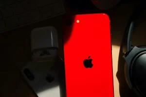 iPhone Duo se vinde la 2.000 de dolari, dar cererea a depășit oferta