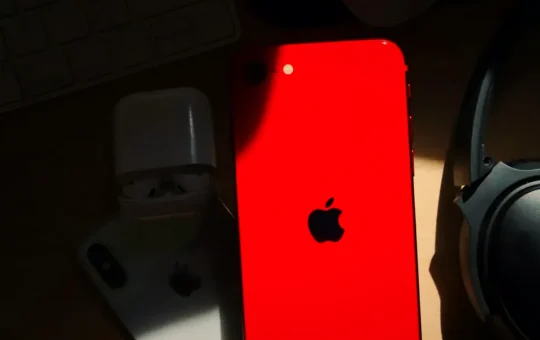 iPhone Duo se vinde la 2.000 de dolari, dar cererea a depășit oferta